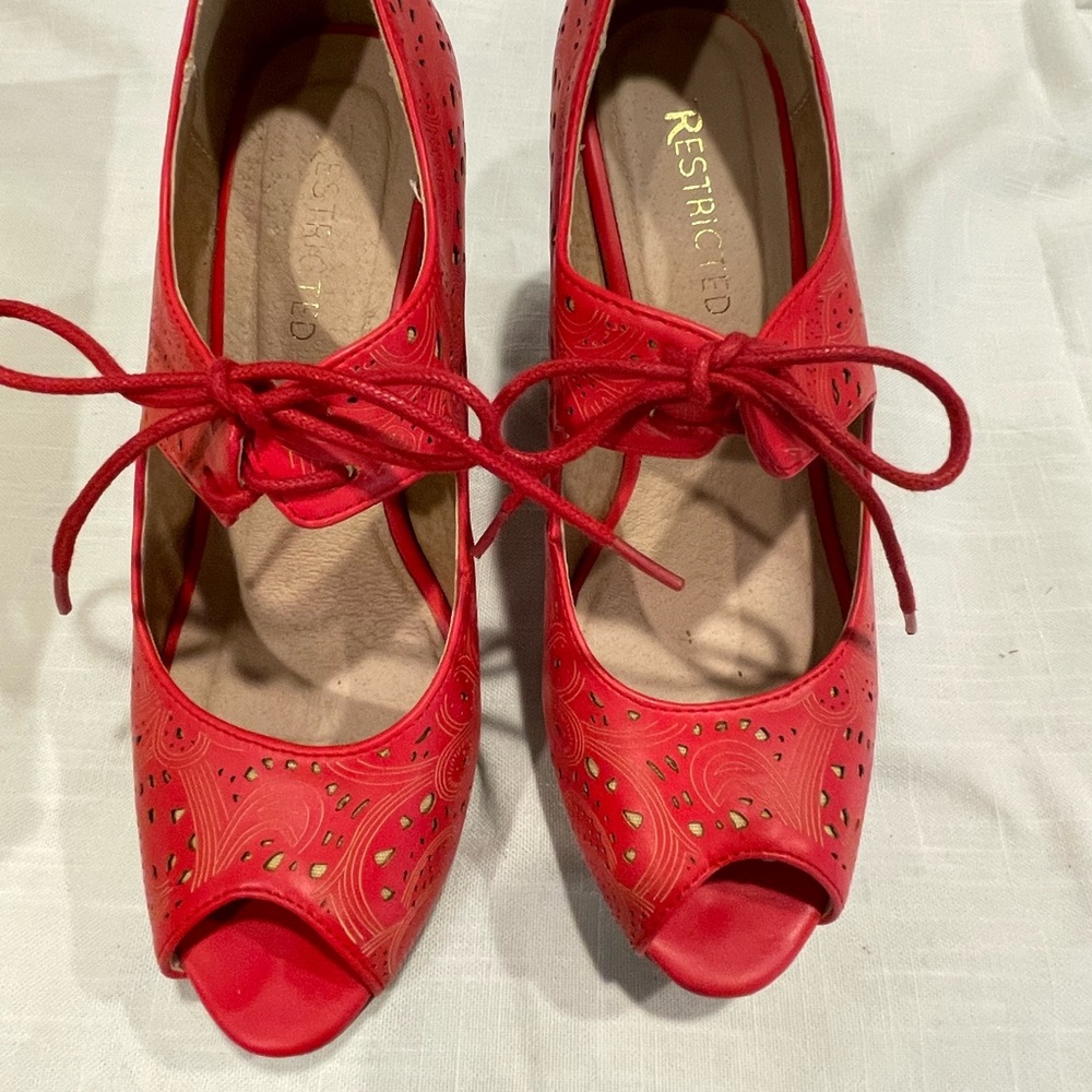 Red Restricted wedges size 8 - Picture 2 of 11